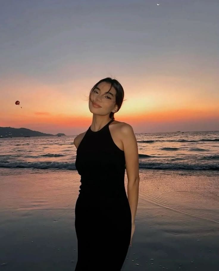 Đầm Maxi Đi Biển Màu Đen Phong Cách Sang Chảnh Quyến Rũ Cho Chị Em 5 Các kiểu Đầm Maxi Đi Biển Màu Đen Phổ Biến - Đầm Maxi Cổ Yếm