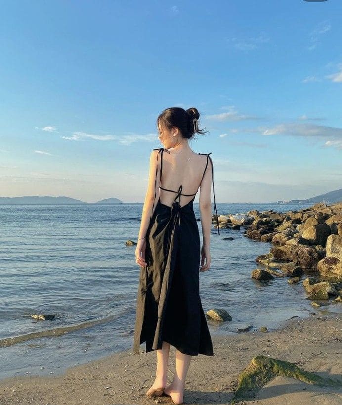 Đầm Maxi Đi Biển Màu Đen Phong Cách Sang Chảnh Quyến Rũ Cho Chị Em 8 Các kiểu Đầm Maxi Đi Biển Màu Đen Phổ Biến - Đầm Maxi Hở Lưng