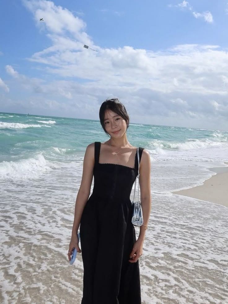 Đầm Maxi Đi Biển Màu Đen Phong Cách Sang Chảnh Quyến Rũ Cho Chị Em 2 Tại Sao Đầm Maxi Đi Biển Màu Đen Là Vòng Chọn Hoàn Hảo