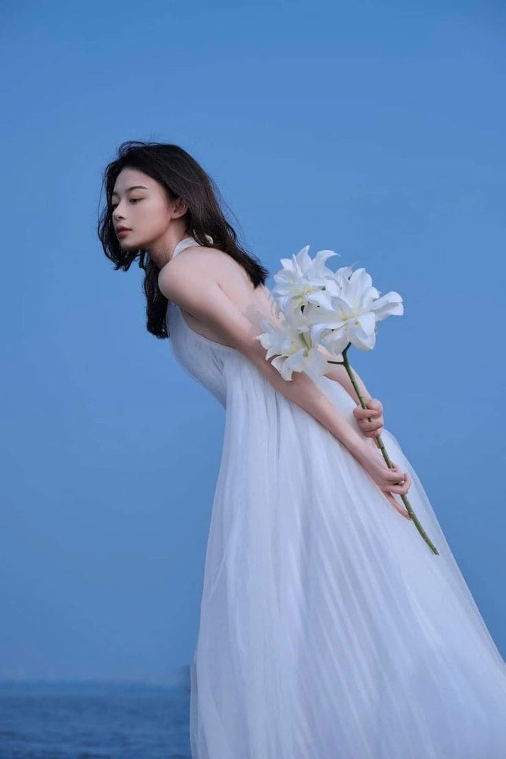 Đầm Maxi Hở Lưng Đi Biển Quyến Rũ, Hóa Nàng Thơ Bên Biển Xanh 4 Các kiểu dáng đầm maxi hở lưng đi biển hot nhất 2025 - Đầm maxi hở lưng cổ yếm