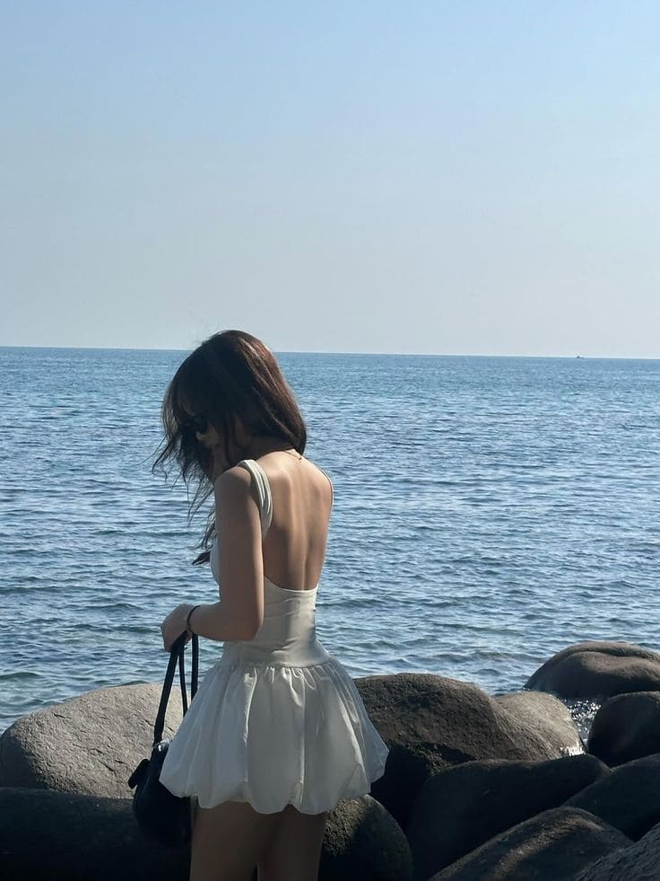 Đầm Maxi Hở Lưng Đi Biển Quyến Rũ, Hóa Nàng Thơ Bên Biển Xanh 5 Các kiểu dáng đầm maxi hở lưng đi biển hot nhất 2025 - Đầm maxi hai dây