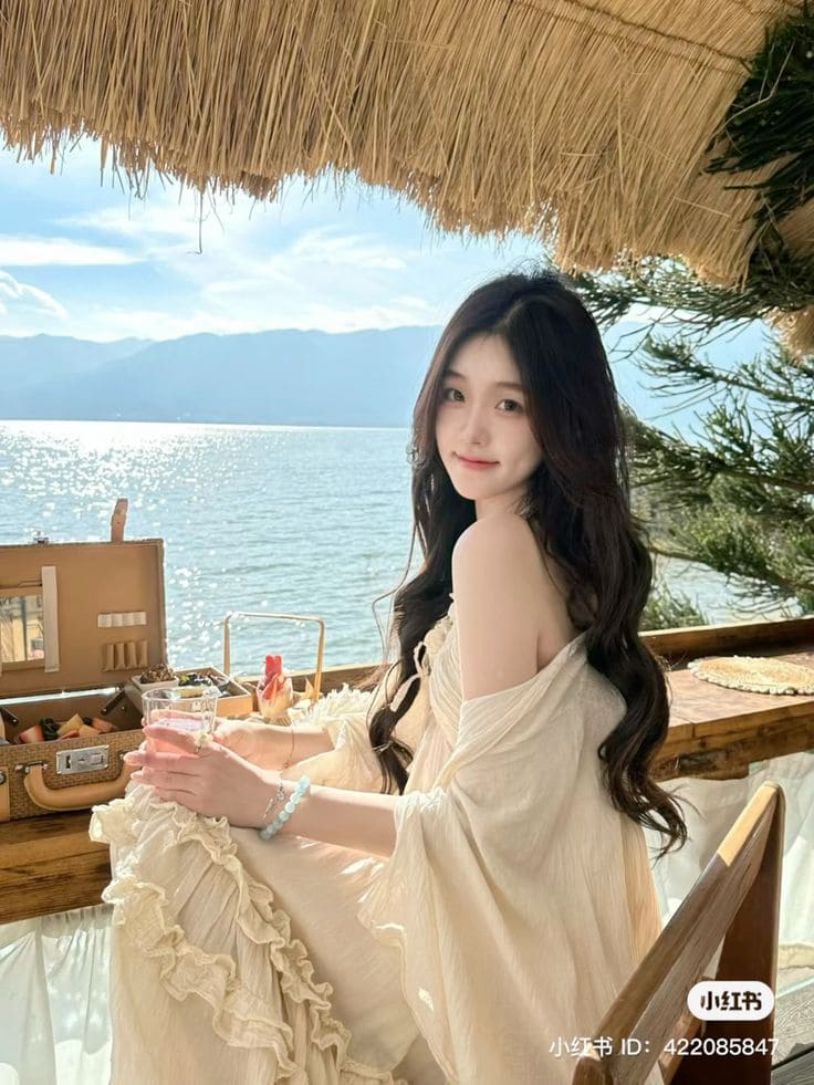 Đầm Maxi Hở Lưng Đi Biển Quyến Rũ, Hóa Nàng Thơ Bên Biển Xanh 6 Các kiểu dáng đầm maxi hở lưng đi biển hot nhất 2025 - Đầm maxi trễ vai