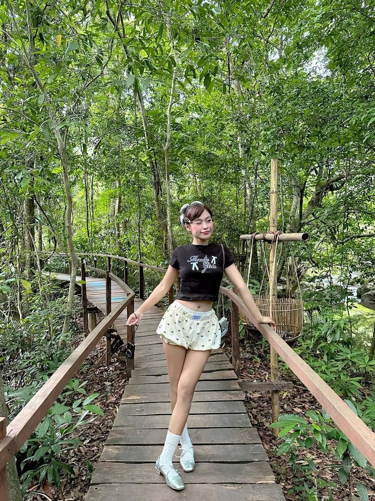 Đi Biển Mặc Gì Cho Chất? Diện Đồ Biển Đẹp Sành Điệu Như Fashionista 9 Top Trang Phục Đi Biển Đẹp Lung Linh Cho Chị Em - Áo Croptop