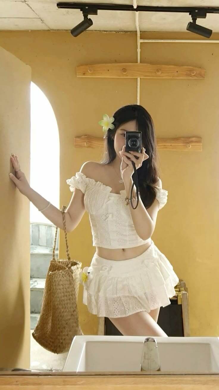 Mix Đồ Đi Biển Sao Cho Đẹp? Gợi Ý 7 Set Đồ Hot Nhất 2025 8 Mix Đồ Đi Biển Cho Nữ - Croptop Và Quần Hoặc Váy