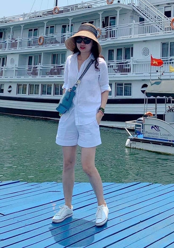 Hè 2025 Rực Rỡ Với Những Bộ Quần Áo Đi Biển Đỉnh Cao Phong Cách 12 Top Những Bộ Quần Áo Đi Biển Hot Hit 2025 - Áo sơ mi oversize và đồ bay