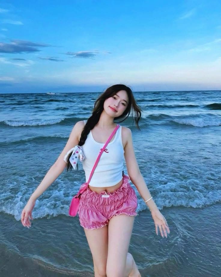 Hè 2025 Rực Rỡ Với Những Bộ Quần Áo Đi Biển Đỉnh Cao Phong Cách 18 Lời khuyên từ trái tim của một đứa trẻ biển