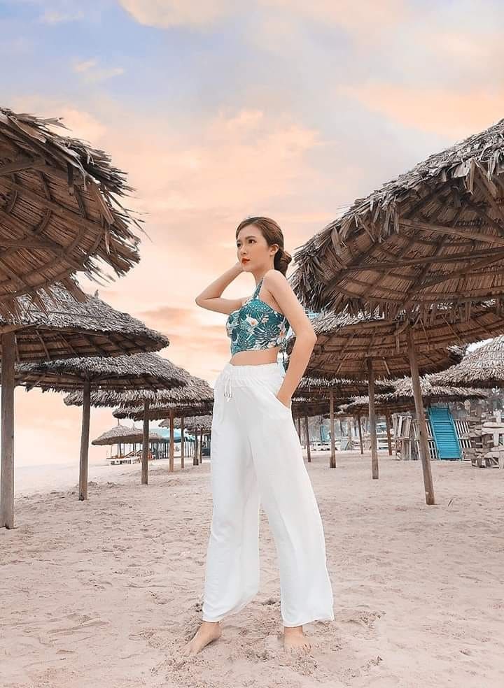Hè 2025 Rực Rỡ Với Những Bộ Quần Áo Đi Biển Đỉnh Cao Phong Cách 9 Top Những Bộ Quần Áo Đi Biển Hot Hit 2025 - Áo hai dây và quần ống rộng