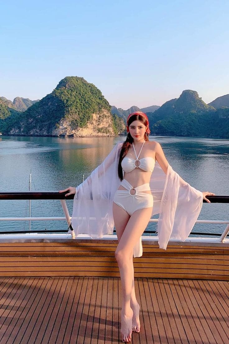 Phối Đồ Đi Biển Nữ Bí Quyết Trở Thành Tâm Điểm 5 Phối đồ đi biển cho nữ - Bikini và áo khoác ngoài