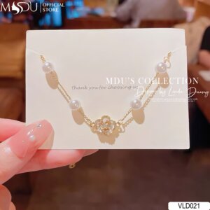 VLD021 – Lắc Tay Ngọc Trai Viền Hoa Dành Cho Nàng Dịu Dàng Và Tinh Tế
