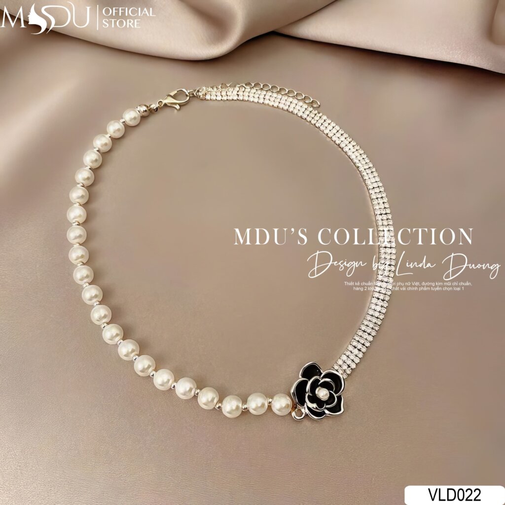 VLD022 – Vòng Cổ Ngọc Trai Phối Hoa Đen Và Đá Lấp Lánh Cá Tính 20 VLD022 – Vẻ Đẹp Hai Thế Giới: Dịu Dàng Và Cá Tính Trong Một Thiết Kế