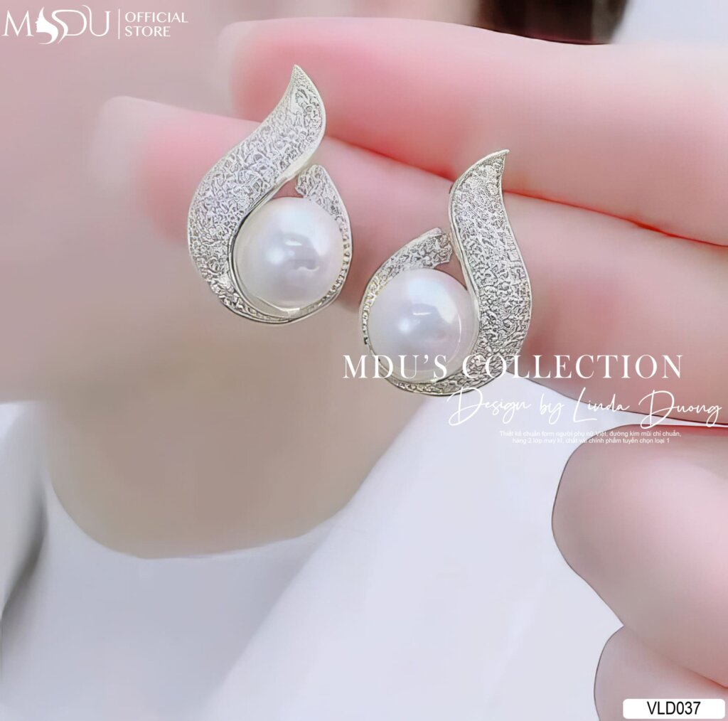 VLD037 – Hoa Tai Ngọc Trai Uốn Lượn Viền Đá Sáng Tạo 20 VLD037 – Nét Đẹp Uốn Lượn Thanh Thoát Cho Quý Cô Thời Thượng