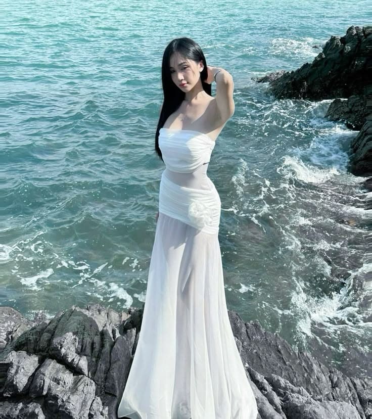 Hè Này, Hãy Thử Ngay 6 Set Đồ Trắng Đi Biển Siêu Hot Trend 3 Vì Sao Màu Trắng Là “Nữ Hoàng” Của Thời Trang Biển Cả