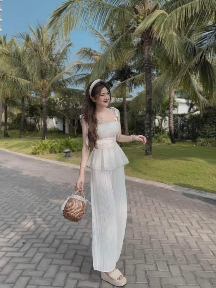 Hè Này, Hãy Thử Ngay 6 Set Đồ Trắng Đi Biển Siêu Hot Trend 13 Những Set Đồ Trắng Đi Biển Sốt Nhất 2025 -