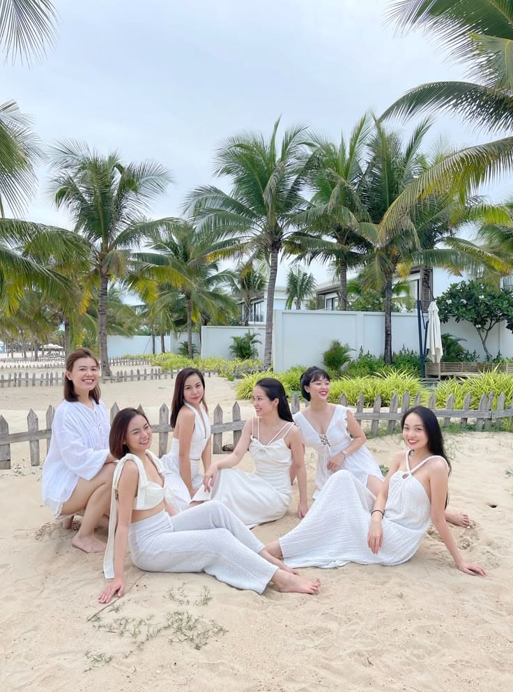 Hè Này, Hãy Thử Ngay 6 Set Đồ Trắng Đi Biển Siêu Hot Trend 14 Những Set Đồ Trắng Đi Biển Sốt Nhất 2025 -