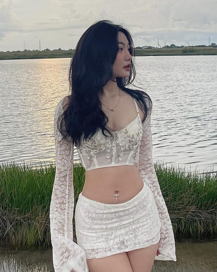 Hè Này, Hãy Thử Ngay 6 Set Đồ Trắng Đi Biển Siêu Hot Trend 17 Chọn Chất Liệu Phù Hợp Cho Set Đồ Trắng Đi Biển