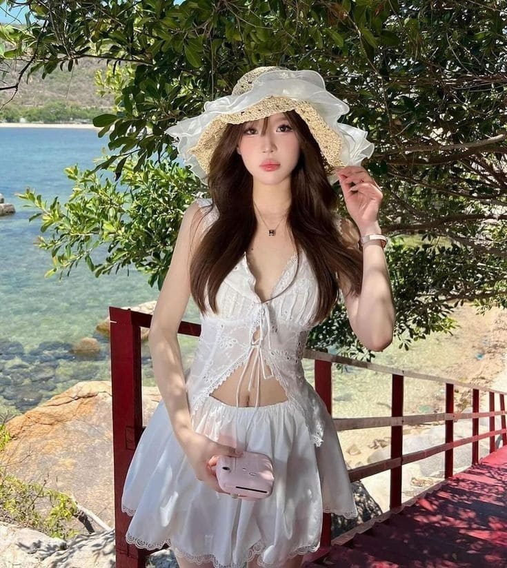 Hè Này, Hãy Thử Ngay 6 Set Đồ Trắng Đi Biển Siêu Hot Trend 18 Phối Phụ Kiện Để Tỏa Sáng Với Set Đồ Trắng