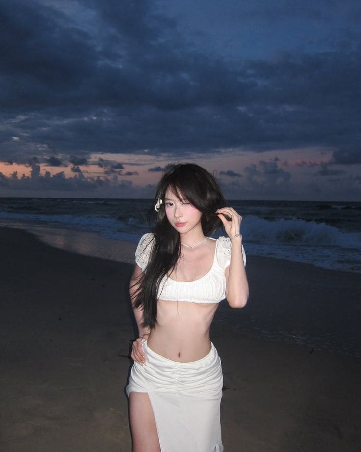 Hè Này, Hãy Thử Ngay 6 Set Đồ Trắng Đi Biển Siêu Hot Trend 4 Vì Sao Màu Trắng Là “Nữ Hoàng” Của Thời Trang Biển Cả