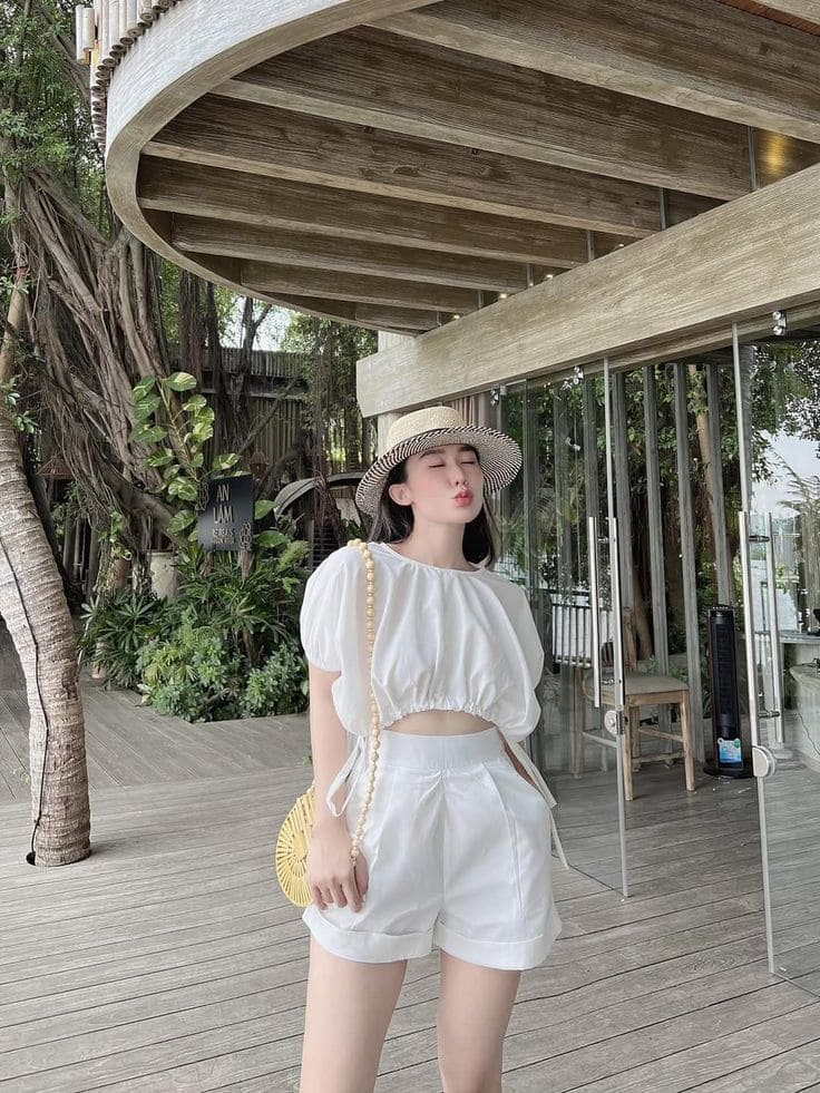 Hè Này, Hãy Thử Ngay 6 Set Đồ Trắng Đi Biển Siêu Hot Trend 8 Những Set Đồ Trắng Đi Biển Sốt Nhất 2025 -