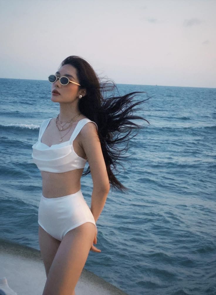 Hè Này, Hãy Thử Ngay 6 Set Đồ Trắng Đi Biển Siêu Hot Trend 9 Những Set Đồ Trắng Đi Biển Sốt Nhất 2025 -
