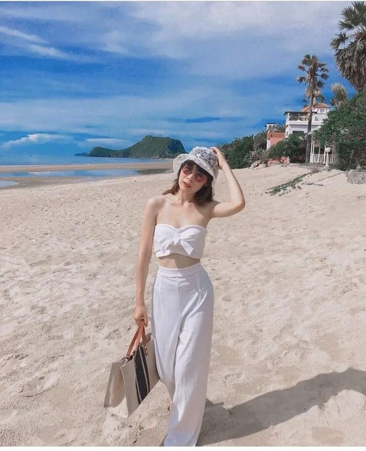 Hè Này, Hãy Thử Ngay 6 Set Đồ Trắng Đi Biển Siêu Hot Trend 11 Những Set Đồ Trắng Đi Biển Sốt Nhất 2025 -