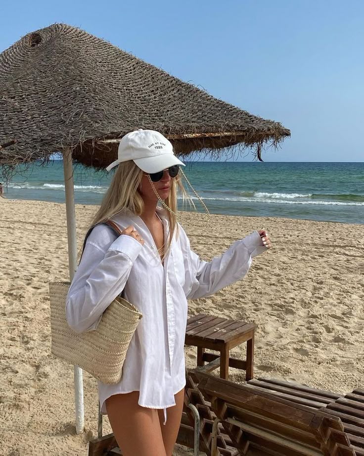 Khám Phá Thời Trang Đi Biển Nữ Sang Chảnh - Đẹp Quên Lối Về 11 Các Kiểu Trang Phục Đi Biển Nữ Đẹp Nhất Cho Chị Em - Áo Sơ Mi Oversize Giấu Quần