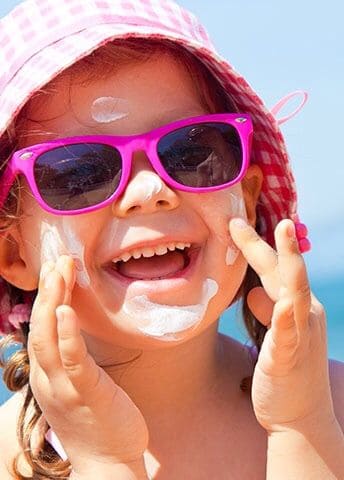 10 Mẫu Thời Trang Đi Biển Cho Bé Đẹp Thoáng Mát Mẹ Không Thể Bỏ Qua 15 Lưu ý khi chuẩn bị thời trang đi biển cho bé