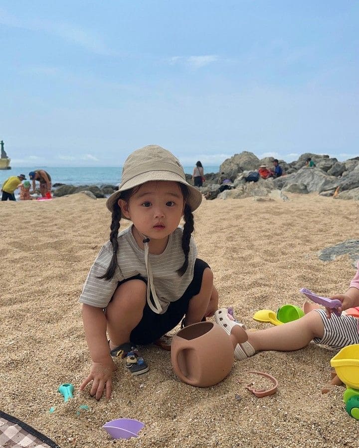 10 Mẫu Thời Trang Đi Biển Cho Bé Đẹp Thoáng Mát Mẹ Không Thể Bỏ Qua 16 Lưu ý khi chuẩn bị thời trang đi biển cho bé