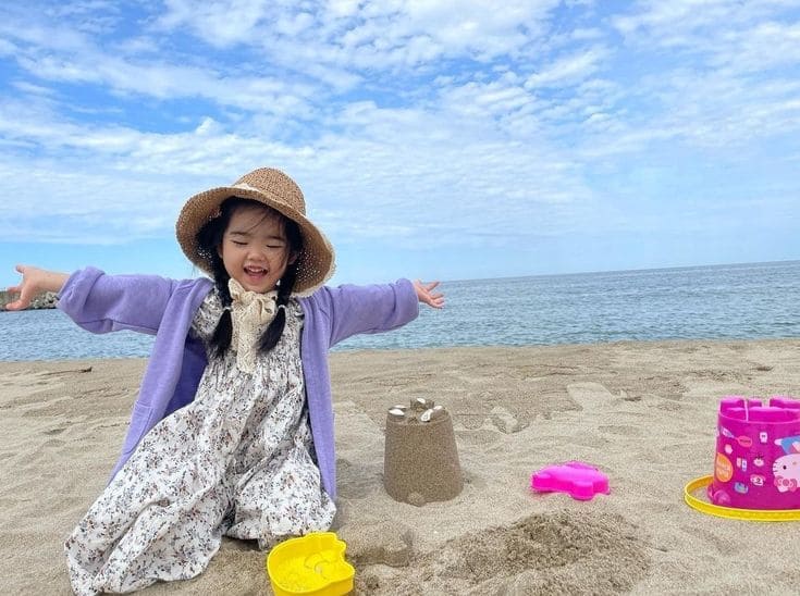 10 Mẫu Thời Trang Đi Biển Cho Bé Đẹp Thoáng Mát Mẹ Không Thể Bỏ Qua 17 Kết luận - Thời trang đi biển là niềm vui của mẹ