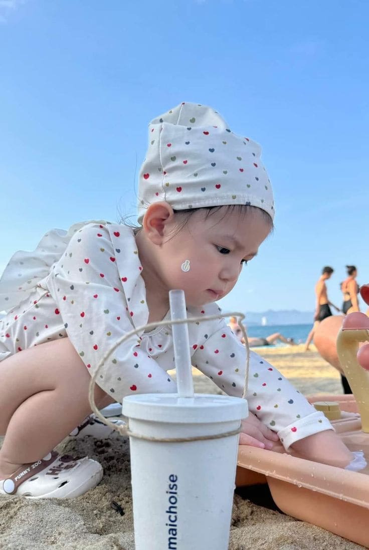 10 Mẫu Thời Trang Đi Biển Cho Bé Đẹp Thoáng Mát Mẹ Không Thể Bỏ Qua 3 Các loại trang phục đi biển cho bé không thể thiếu - Đồ bơi
