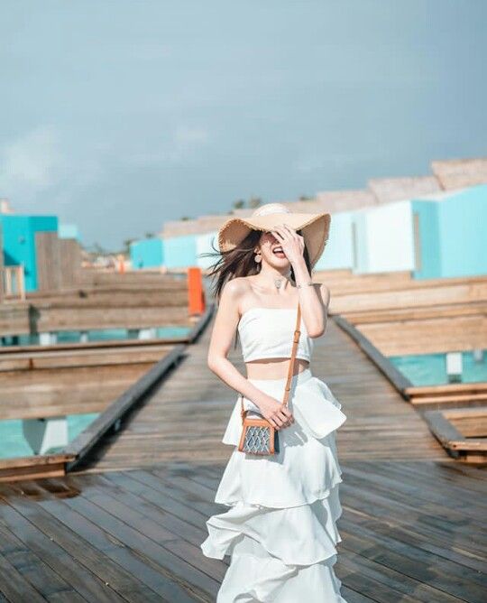 Thời Trang Đi Biển Cho U40 Cách Phối Đồ Vừa Tôn Dáng Vừa Che Khuyết Điểm 12 Phụ Kiện - Điểm Nhấn Không Thể Bỏ Qua - Mũ Rộng Vành