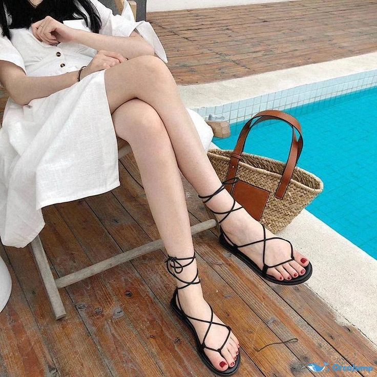 Thời Trang Đi Biển Cho U40 Cách Phối Đồ Vừa Tôn Dáng Vừa Che Khuyết Điểm 15 Phụ Kiện - Điểm Nhấn Không Thể Bỏ Qua - Giày Dép