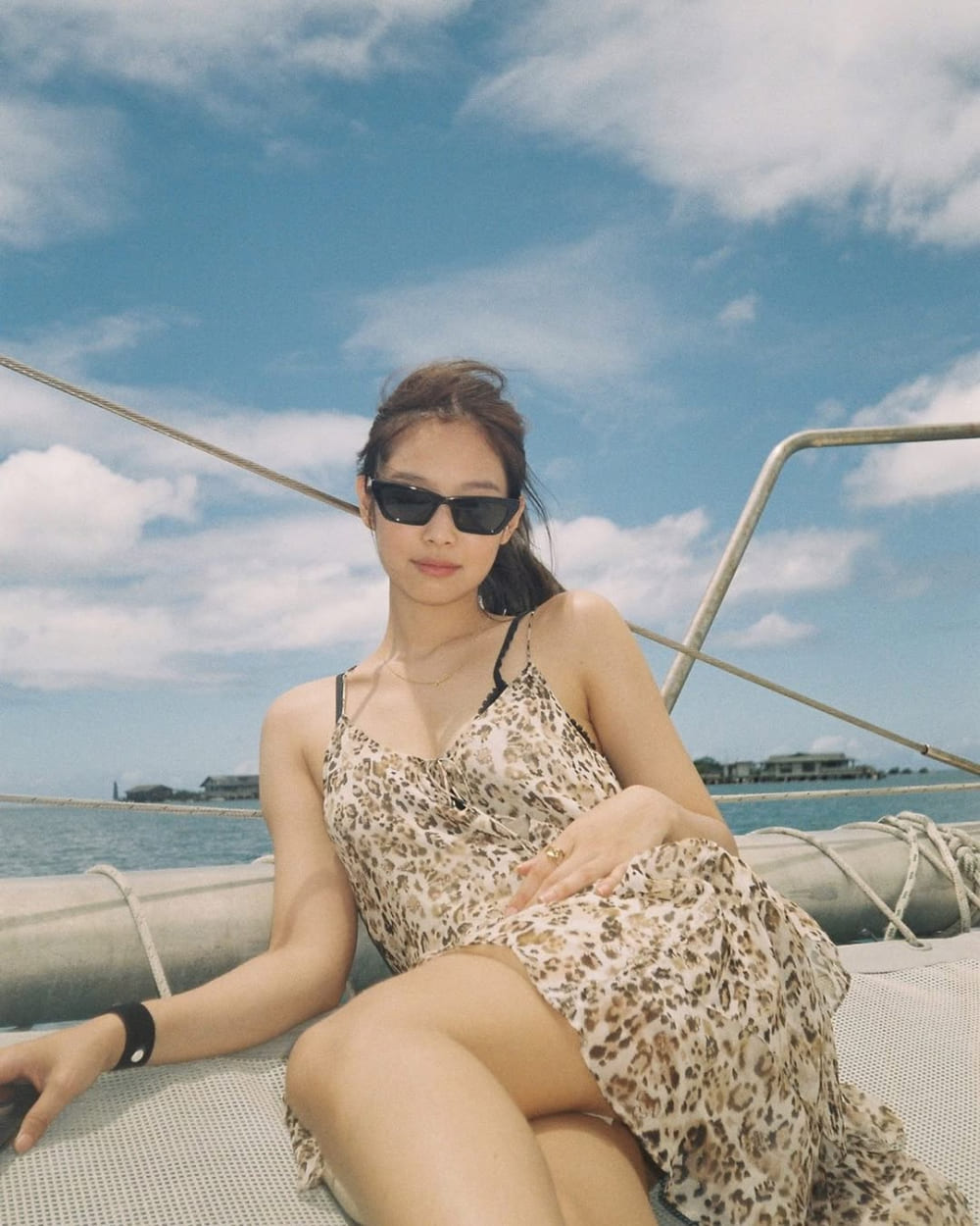 Thời Trang Đi Biển Của Sao Hàn Bí Quyết Tỏa Sáng Như Jennie và Rose 3 Vì Sao Thời Trang Đi Biển Của Sao Hàn Lại Được Yêu Thích?