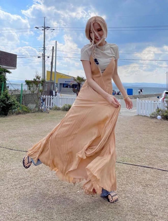 Thời Trang Đi Biển Của Sao Hàn Bí Quyết Tỏa Sáng Như Jennie và Rose 4 Các Outfit Trong Thời Trang Đi Biển Của Sao Hàn - Váy Liền Thân