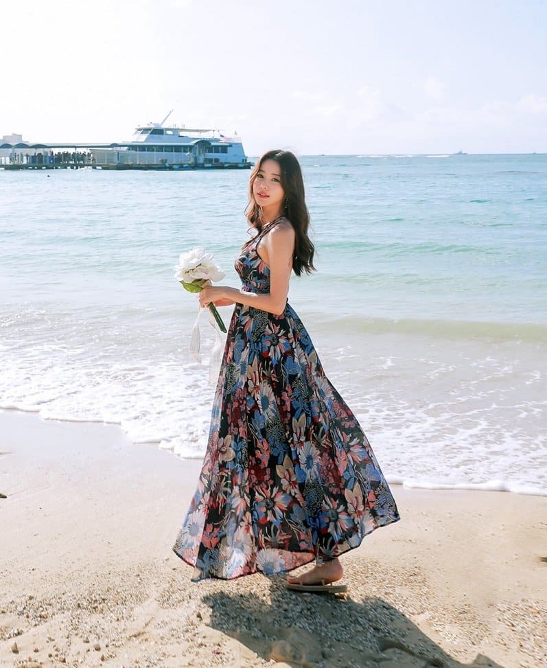 Thời Trang Đi Biển Của Sao Hàn Bí Quyết Tỏa Sáng Như Jennie và Rose 5 Các Outfit Trong Thời Trang Đi Biển Của Sao Hàn - Váy Liền Thân