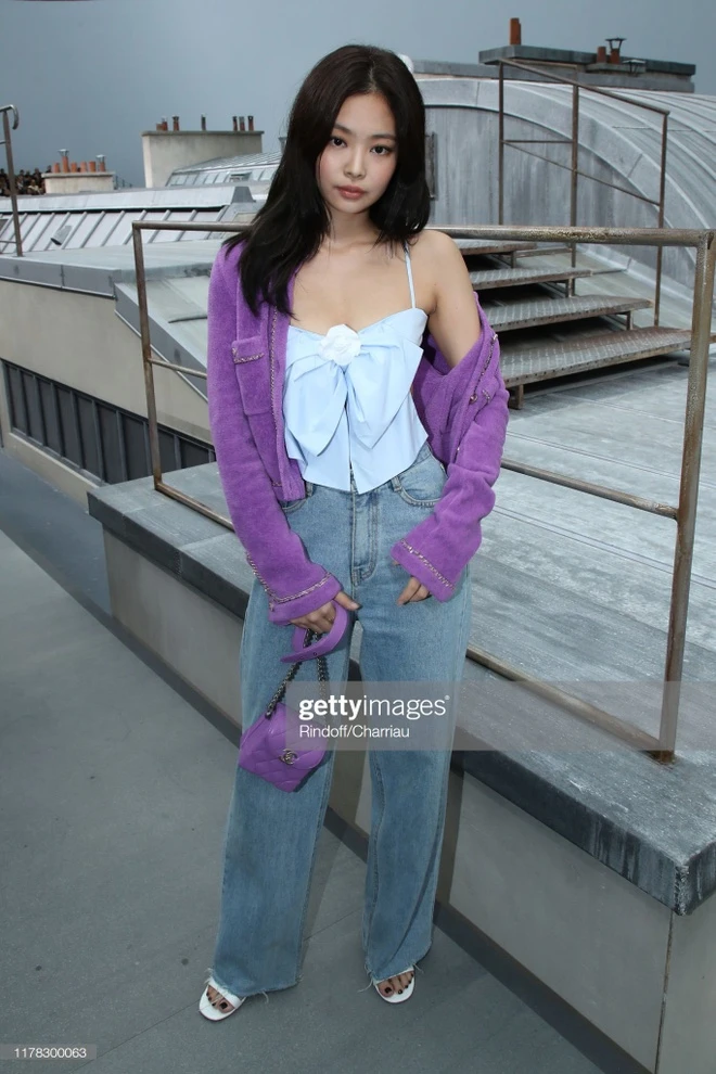 Thời Trang Đi Biển Của Sao Hàn Bí Quyết Tỏa Sáng Như Jennie và Rose 7 Các Outfit Trong Thời Trang Đi Biển Của Sao Hàn - Áo Hai Dây Quần Cạp Cao
