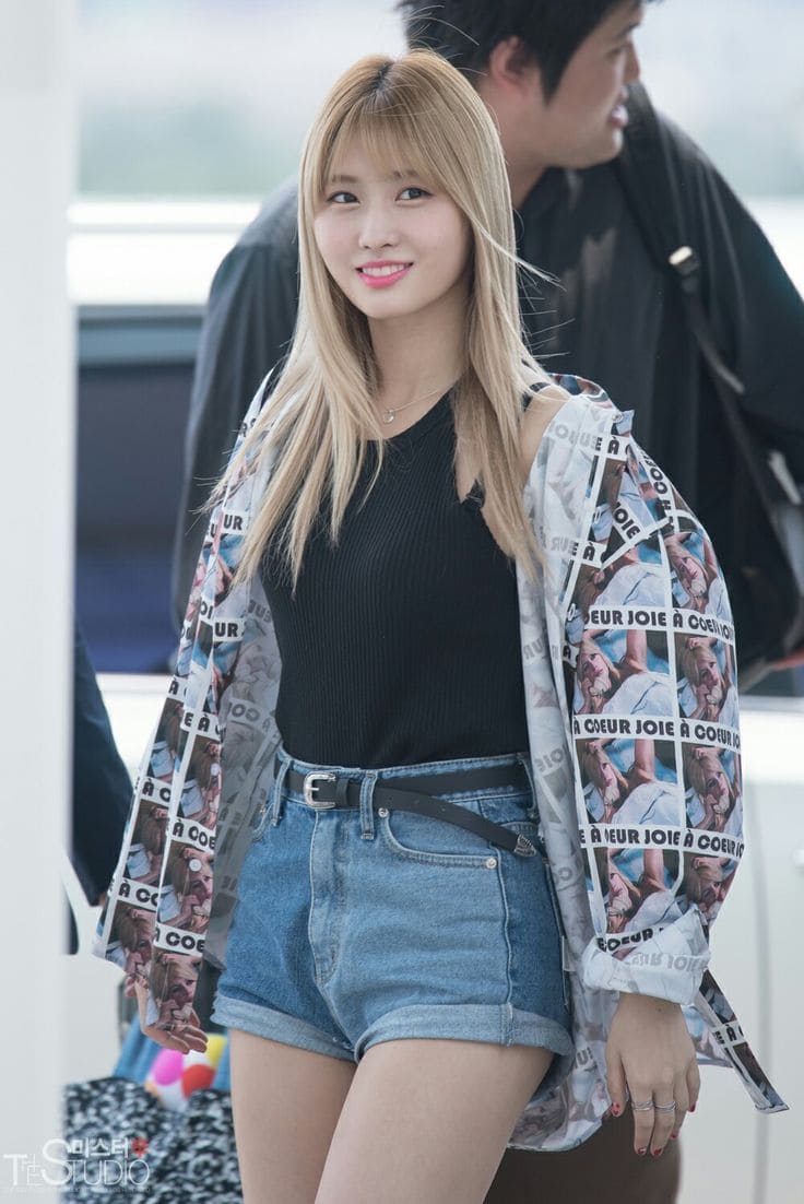 Thời Trang Đi Biển Của Sao Hàn Bí Quyết Tỏa Sáng Như Jennie và Rose 8 Các Outfit Trong Thời Trang Đi Biển Của Sao Hàn - Áo Thun Và Quần Short