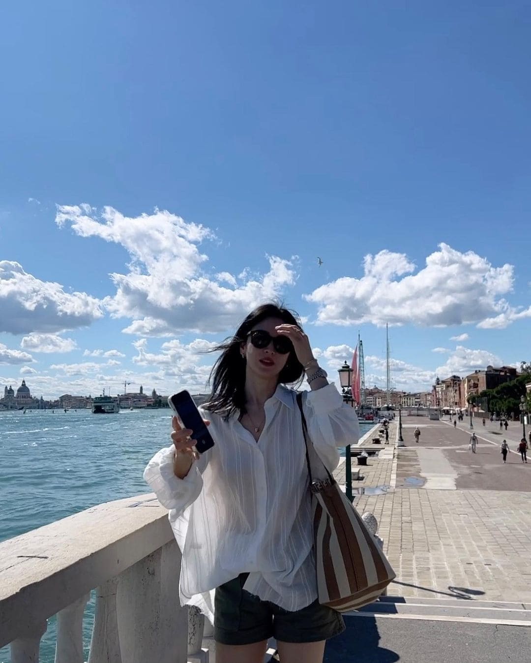 Thời Trang Đi Biển Của Sao Hàn Bí Quyết Tỏa Sáng Như Jennie và Rose 10 Các Outfit Trong Thời Trang Đi Biển Của Sao Hàn - Áo Sơ Mi Màu Sắc