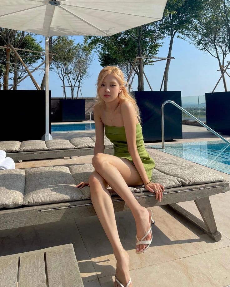 Thời Trang Đi Biển Của Sao Hàn Bí Quyết Tỏa Sáng Như Jennie và Rose 2 Vì Sao Thời Trang Đi Biển Của Sao Hàn Lại Được Yêu Thích?