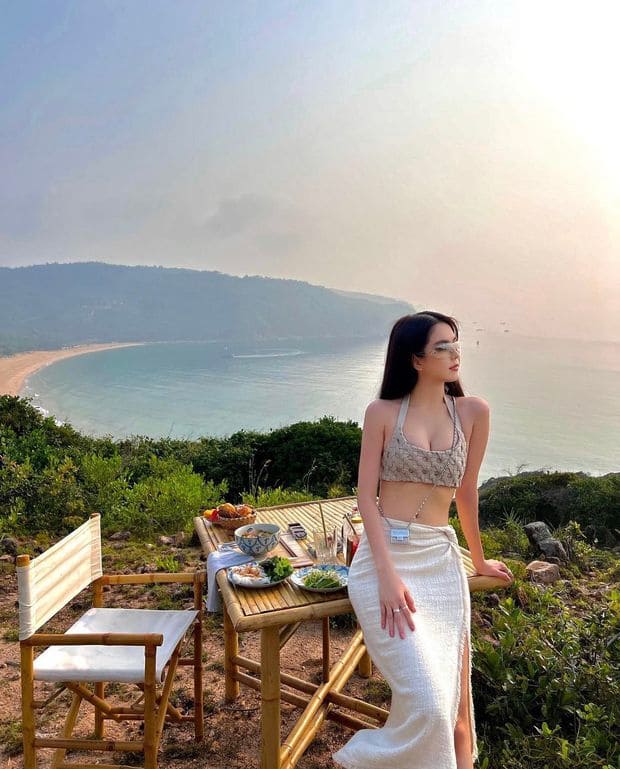 Khám Phá Phong Cách Thời Trang Đi Biển Của Sao Việt 2025 2 Khám Phá Phong Cách Thời Trang Đi Biển Của Sao Việt 2025