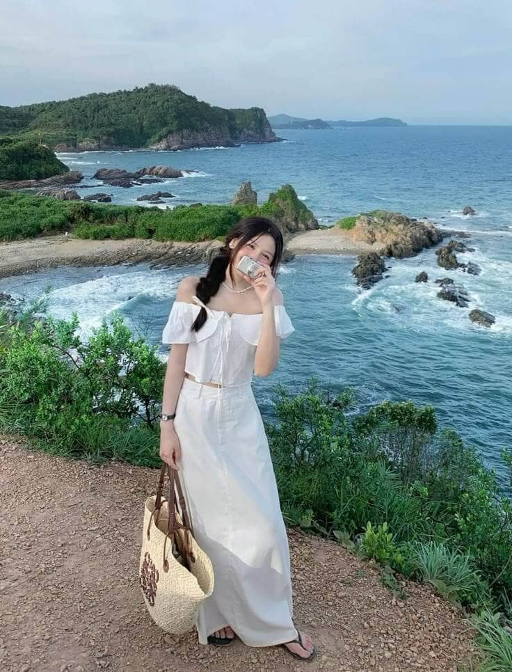 Thời Trang Đi Biển Phú Quốc Bí Kíp Phối Đồ Cho Chuyến Đi “Triệu Like” 13 Gợi Ý Trang Phục Thời Trang Đi Biển Phú Quốc - Áo Trễ Vai