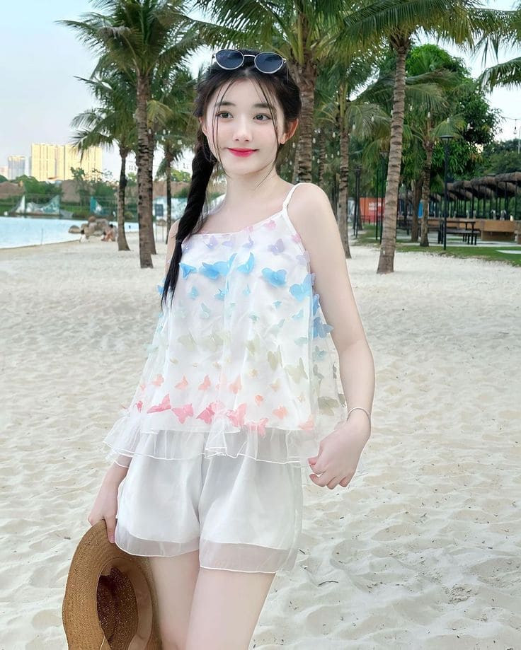 Trang Phục Đi Biển Cho Người Lùn 10 Set Đồ Hack Style Siêu Xinh 14 Các kiểu trang phục đi biển cho người lùn đáng thử - Áo và quần phối hợp Năng động và trẻ trung