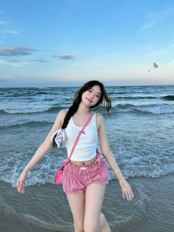 Trang Phục Đi Biển Cho Người Lùn 10 Set Đồ Hack Style Siêu Xinh 15 Các kiểu trang phục đi biển cho người lùn đáng thử - Áo croptop và quần short hoặc chân váy Tôn vòng eo