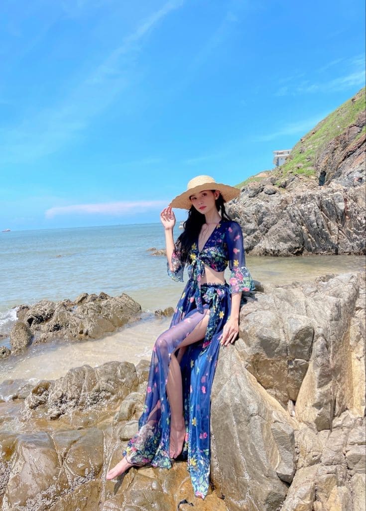 Váy Đi Biển Cho Người Vai To Che Khuyết Điểm, Tôn Vẻ Đẹp Nữ Tính 7 Kiểu Dáng Váy Đi Biển Hoàn Hảo Cho Người Vai To - Váy Cổ V Hoặc Cổ Tim