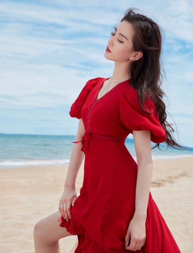 Hè Này Diện 5 Kiểu Váy Đi Biển Màu Đỏ Để Nổi Bật Hết Nấc 9 Chất liệu Váy Đi Biển Màu Đỏ