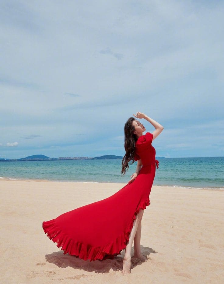 Hè Này Diện 5 Kiểu Váy Đi Biển Màu Đỏ Để Nổi Bật Hết Nấc 8 Chất liệu Váy Đi Biển Màu Đỏ