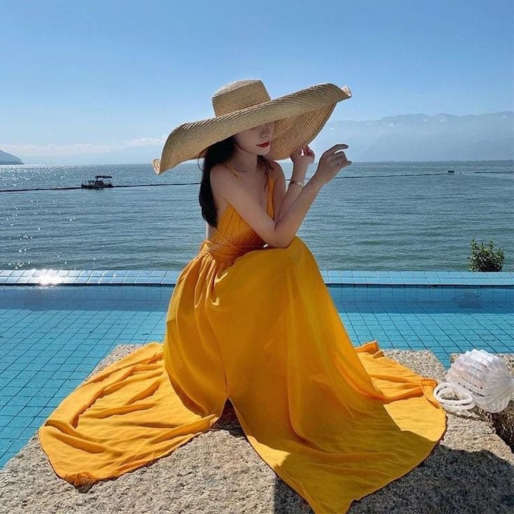 Top Mẫu Váy Đi Biển Màu Vàng Hot Nhất 2025, Tỏa Sáng Như Nắng Hè 12 Phối đồ thế nào để váy đi biển màu vàng “chất” hơn - Mũ rộng vành