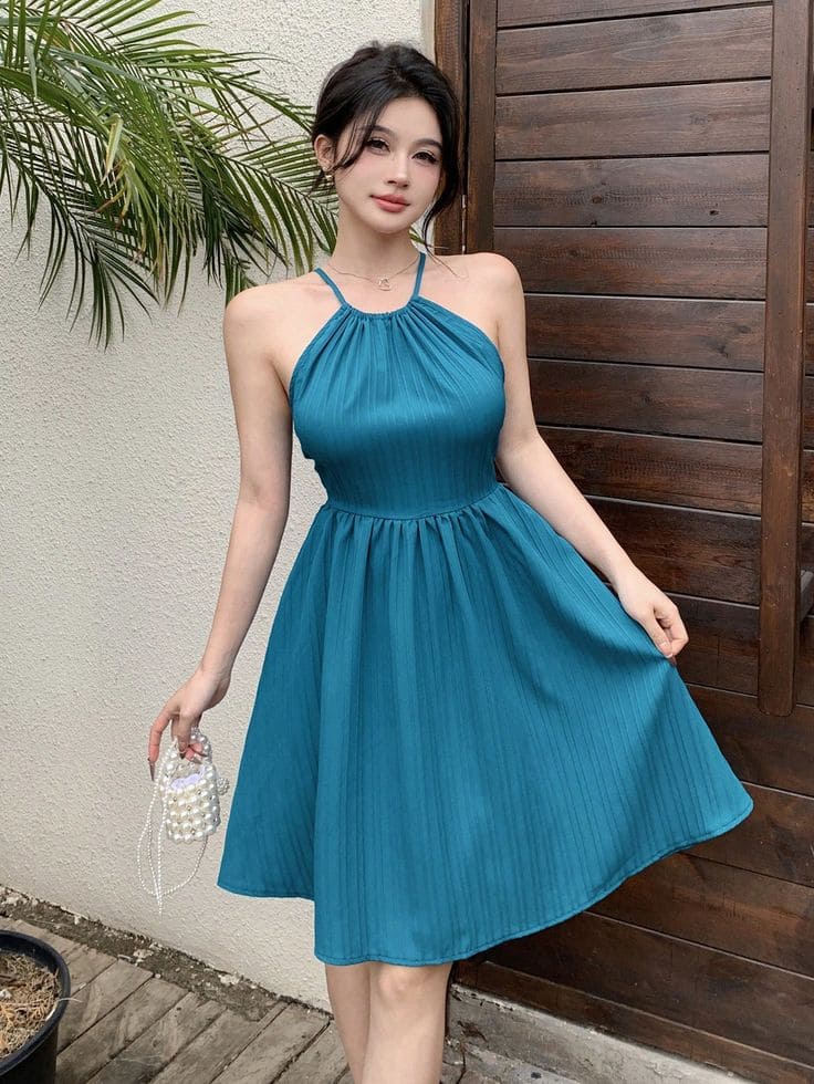 10 Mẫu Váy Đi Biển Màu Xanh Dương Đẹp Nhất Cho Chị Em Đi Du Lịch Biển 6 Các kiểu dáng váy đi biển màu xanh hot nhất hiện nay - Váy ngắn xanh biển năng động