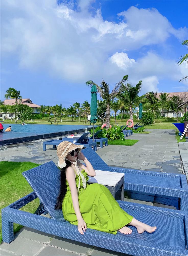 Biến Hóa Với 5 Kiểu Váy Đi Biển Màu Xanh Bơ Cho Mùa Hè Năng Động 14 Bí kíp phối đồ với váy đi biển màu xanh bơ