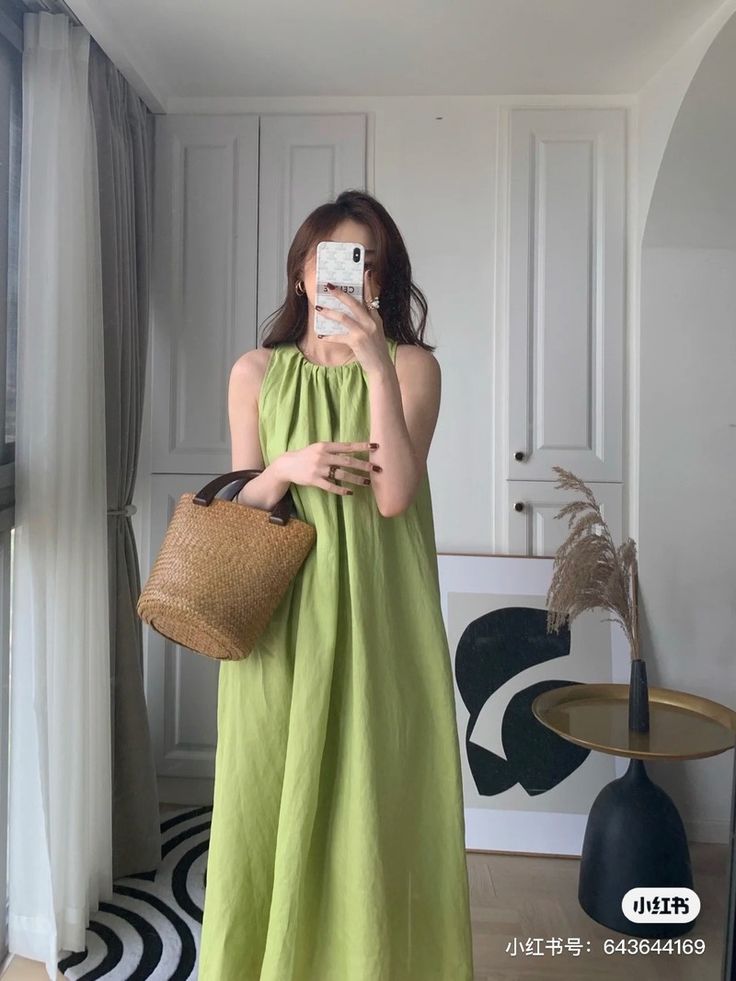 Biến Hóa Với 5 Kiểu Váy Đi Biển Màu Xanh Bơ Cho Mùa Hè Năng Động 2 Vì sao váy đi biển màu xanh bơ là lựa chọn không thể bỏ qua