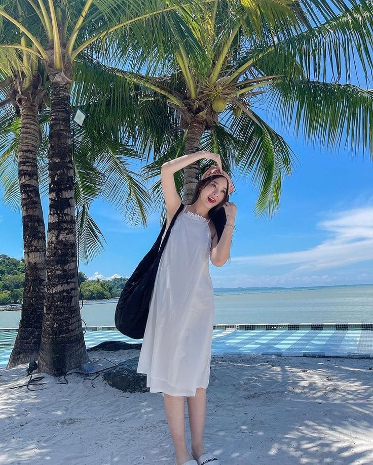 Váy Maxi Đi Biển Màu Trắng, Phong Cách Nàng Thơ Trên Bãi Biển 2 Váy Maxi Đi Biển Màu Trắng, Phong Cách Nàng Thơ Trên Bãi Biển
